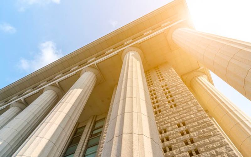 Gold prices have repeatedly hit record highs, the Fed's dovish outlook limits the room for correction, and attention is paid to Powell's speech